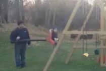 Kiểu chơi xích đu có một không hai của ông bố trẻ