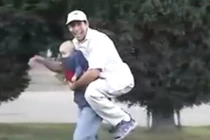 Bạn có thể nhìn thấy bao nhiêu người trong clip?