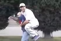 Bạn có thể nhìn thấy bao nhiêu người trong clip?