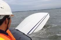 Tàu bị chìm chở gấp đôi số người quy định