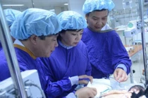 Bố mẹ cặp song sinh dính liền ở Hà Giang cảm ơn Bộ Y tế