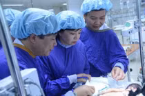 Bố mẹ cặp song sinh dính liền ở Hà Giang cảm ơn Bộ Y tế