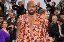 Những sao nam ăn mặc lố lăng tại LHP Cannes 2019