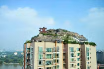 Biệt thự đá bất ngờ "mọc" trên nóc nhà chọc trời