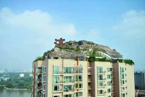 Biệt thự đá bất ngờ "mọc" trên nóc nhà chọc trời