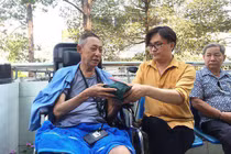 Đại Nghĩa trao tận tay 270 triệu đồng cho nghệ sĩ Lê Bình