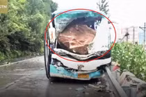 Video: Đá rơi đè nát đầu xe khách, tài xế cứu 37 mạng người trước khi chết