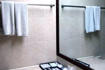 Kinh hoàng khách sạn dùng khăn lau bồn cầu làm khăn tắm