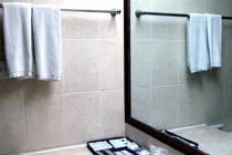 Kinh hoàng khách sạn dùng khăn lau bồn cầu làm khăn tắm