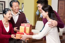 Cách chọn quà Tết mới lạ, thiết thực biếu bố mẹ hai bên 