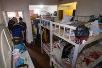 36 chiếc giường nhét trong căn hộ 100 m2 gây sốc