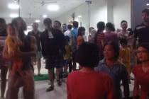 Người dân tán loạn vì còi báo cháy chung cư VP5 Linh Đàm 