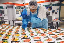 Tận mục nơi chế biến đồ ăn máy bay cho khách VIP