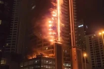 Hiện trường vụ cháy biến toà chung cư ở Dubai thành "tháp lửa"