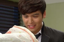 Bế con mới sinh, chồng thấy lạ vì không giống mình và sự thật