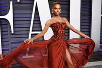 Bí quyết giữ dáng nóng bỏng của thiên thần nội y lai 3 dòng máu 