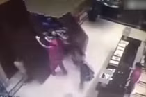 Hàng trăm người phá tan cửa khách sạn để tranh mua nhà 