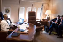 Chuyên cơ của Tổng thống Obama "ngốn" tiền ra sao?