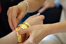 Sự thực đắng chát về số vàng mẹ chồng hào phóng tặng con dâu ngày cưới 