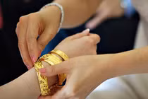 Sự thực đắng chát về số vàng mẹ chồng hào phóng tặng con dâu ngày cưới 