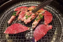 Những thực phẩm nên tránh trong kỳ “đèn đỏ” để giảm nổi mụn, đau bụng