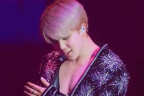 Mốt mặc áo phanh ngực của mỹ nam Hàn khiến fan nữ "bấn loạn"