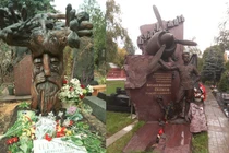 Những bia mộ đặc biệt của người nổi tiếng trong nghĩa trang Nga