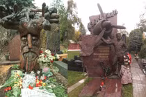 Những bia mộ đặc biệt của người nổi tiếng trong nghĩa trang Nga