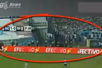 “Bóng ma” bí ẩn chạy trên sân bóng