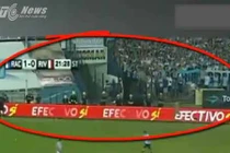 “Bóng ma” bí ẩn chạy trên sân bóng