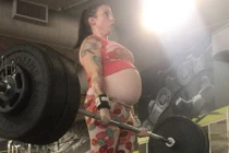 Sửng sốt nhìn bà bầu sắp sinh hàng ngày nâng tạ 120 kg