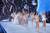 Phát hoảng với giá vé xem show nội y Victoria's Secret