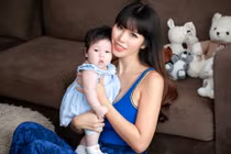 Bí quyết giảm cân sau sinh và lấy lại vòng eo “con kiến” của siêu mẫu Hà Anh