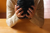 Người đàn ông bị nữ hóa: Ngực nảy nở, tinh hoàn bỗng "không cánh mà bay"