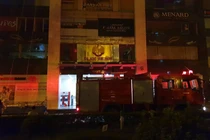 Hà Nội: Cháy chung cư 29T2 trong đêm, lính cứu hỏa phá cửa kính