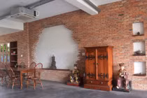 Biệt thự tường gạch thô Sài Gòn ấn tượng trên báo Tây