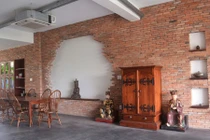 Biệt thự tường gạch thô Sài Gòn ấn tượng trên báo Tây