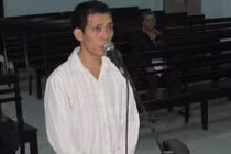 Quý bà rủ “phi công” đi tắm suối bị lột tài sản