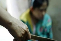 Chồng đòi ly hôn vì phát hiện vật giống hệt của vợ ở bụi cây đầu ngõ