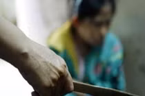 Chồng đòi ly hôn vì phát hiện vật giống hệt của vợ ở bụi cây đầu ngõ