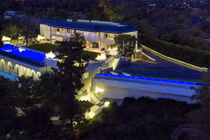 Bên trong biệt thự khổng lồ đang rao bán 150 triệu USD