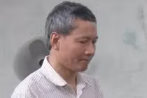 Hiếp dâm bé gái bán ốc ngay sau lưng vợ