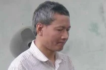 Hiếp dâm bé gái bán ốc ngay sau lưng vợ