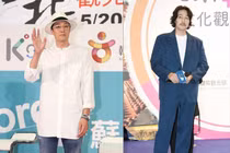 So Ji Sub chọn trang phục già dặn như ông chú khiến fan chê bai