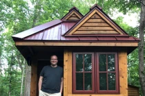 Sống trong ngôi nhà “bé bằng lỗ mũi” nghĩ cách tiết kiệm hơn 2 tỷ mỗi năm 