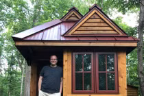 Sống trong ngôi nhà “bé bằng lỗ mũi” nghĩ cách tiết kiệm hơn 2 tỷ mỗi năm 