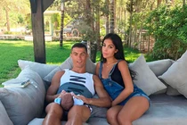 Mãn nhãn gu thời trang sành điệu của bạn gái Ronaldo 