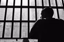 Mối tình trần tục đầy máu và nước mắt của thầy tu trẻ