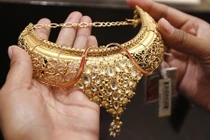 Kinh ngạc đại gia kim cương tặng 400 nhà và ô tô cho nhân viên 