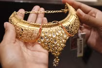 Kinh ngạc đại gia kim cương tặng 400 nhà và ô tô cho nhân viên 